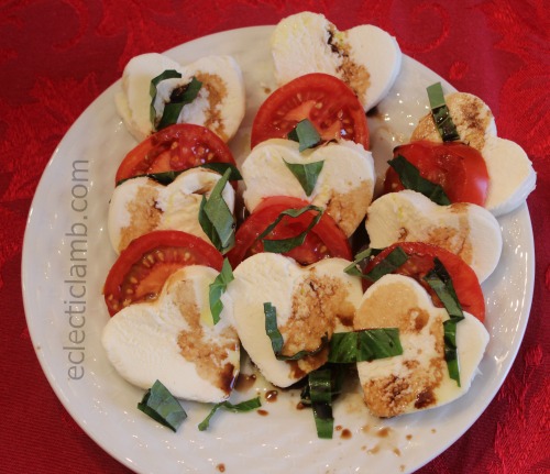 heart-valentine-caprese-salad