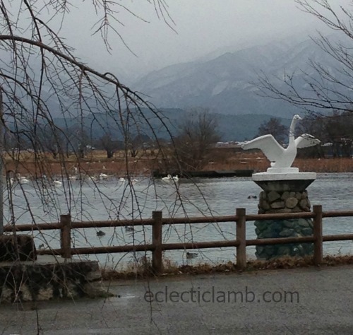 niigata-swan-lake-statue